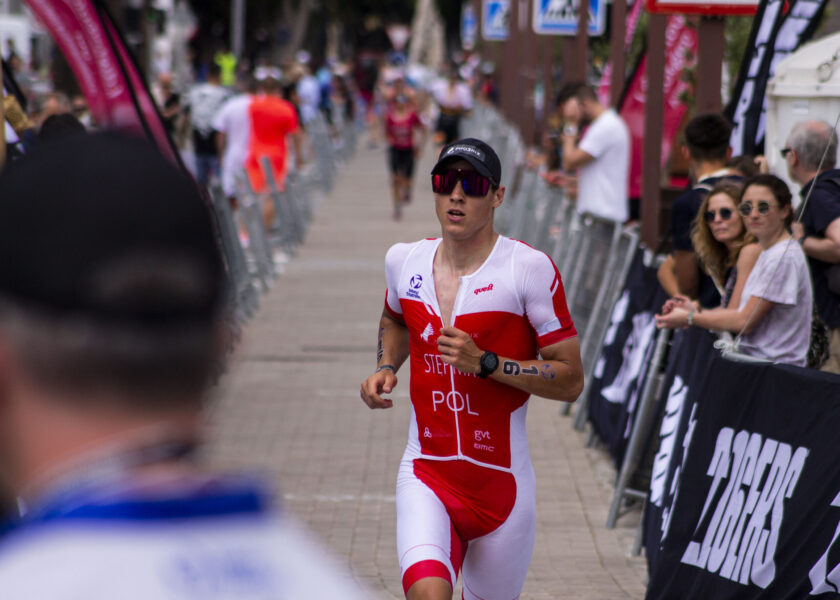 Kacper Stepniak na etapie biegowym Mistrzpstw Świata Wordl Triathlon 2023, Ibiza