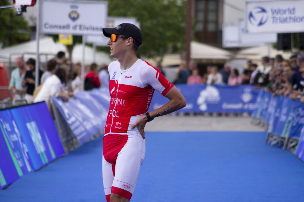 Kacper Stępniak na mecie  Mistrzostw Świata World Triathlon 2023, Ibiza 