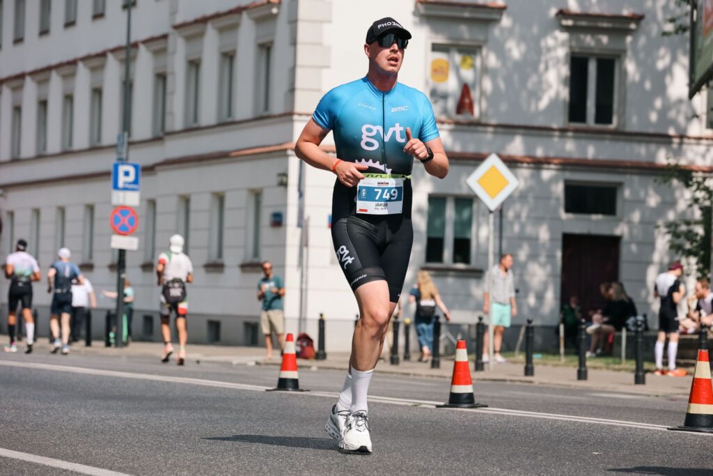 Jakub Graczykowski podczas etapu biegowego Citi Handlowy IRONMAN 70.3 Warsaw 2023